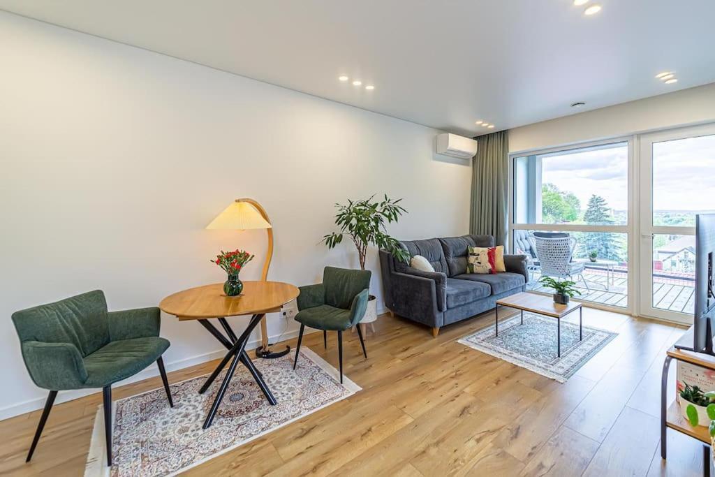 Sky Apartment With Free Parking And Balcony & Ac Каунас Экстерьер фото